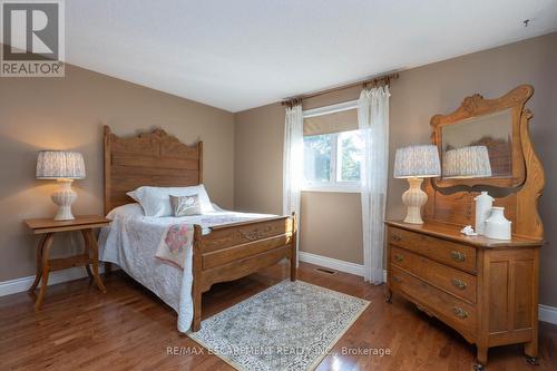1416 Progreston Road, Hamilton, ON - Indoor Photo Showing Bedroom