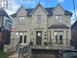 622 COLDSTREM AVENUE N  Toronto, ON M6B 2L2