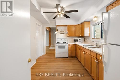 467 Grove Avenue, Windsor, ON - Indoor Photo Showing Kitchen With Double Sink