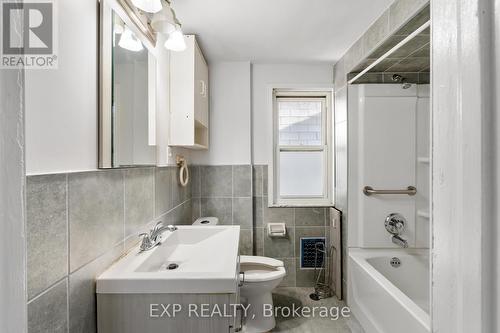 467 Grove Avenue, Windsor, ON - Indoor Photo Showing Bathroom