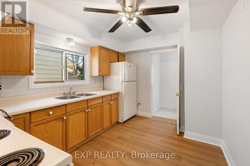 467 Grove Avenue, Windsor, ON - Indoor Photo Showing Kitchen With Double Sink