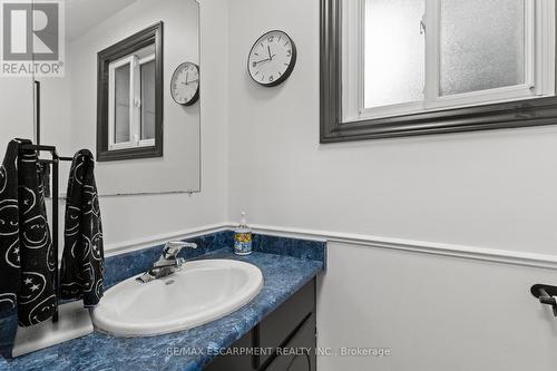 2396 Lyford Lane, Burlington, ON - Indoor Photo Showing Bathroom