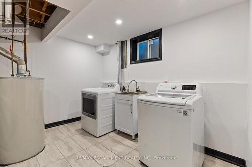 2396 Lyford Lane, Burlington, ON - Indoor Photo Showing Laundry Room