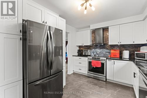 2396 Lyford Lane, Burlington, ON - Indoor Photo Showing Kitchen With Upgraded Kitchen