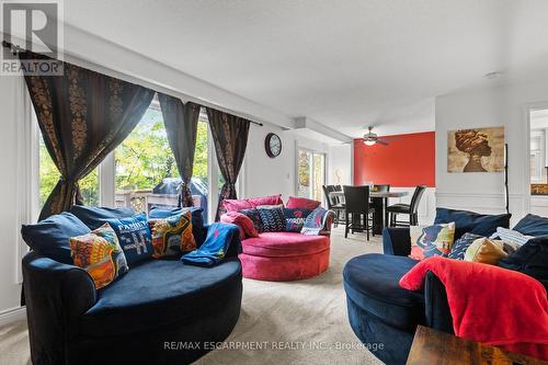 2396 Lyford Lane, Burlington, ON - Indoor Photo Showing Living Room