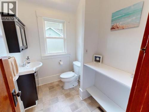 5630 Marine Ave, Powell River, BC - Indoor Photo Showing Bathroom