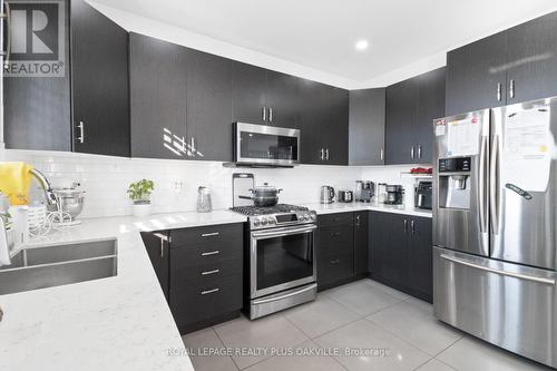 2386 Natasha Circle, Oakville, ON - Indoor Photo Showing Kitchen With Double Sink With Upgraded Kitchen