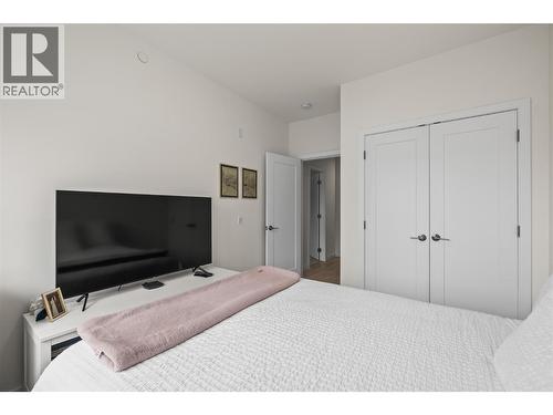 1979 Country Club Drive Unit# 20, Kelowna, BC - Indoor Photo Showing Bedroom
