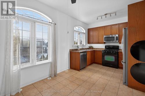 2332 Sutton Drive, Burlington, ON - Indoor Photo Showing Kitchen