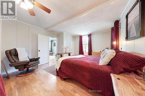 19043 Centre Street, East Gwillimbury, ON - Indoor Photo Showing Bedroom
