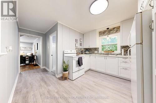 19043 Centre Street, East Gwillimbury, ON - Indoor Photo Showing Kitchen