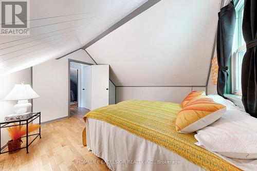 19043 Centre Street, East Gwillimbury, ON - Indoor Photo Showing Bedroom