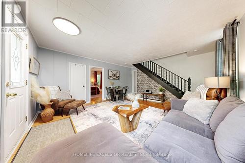 19043 Centre Street, East Gwillimbury, ON - Indoor Photo Showing Other Room
