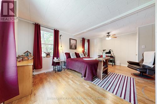 19043 Centre Street, East Gwillimbury, ON - Indoor Photo Showing Bedroom