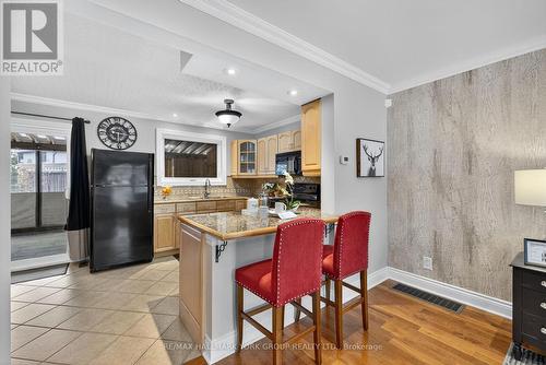 309 Oakwood Court, Newmarket, ON - Indoor Photo Showing Kitchen