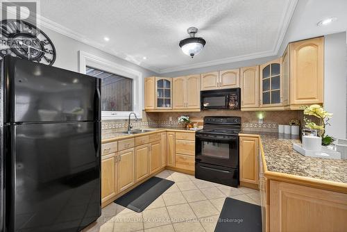 309 Oakwood Court, Newmarket, ON - Indoor Photo Showing Kitchen With Double Sink