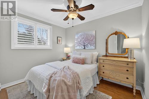 309 Oakwood Court, Newmarket, ON - Indoor Photo Showing Bedroom