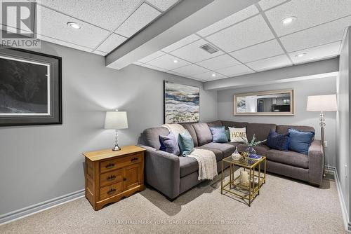 309 Oakwood Court, Newmarket, ON - Indoor Photo Showing Living Room
