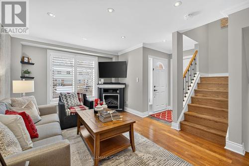 309 Oakwood Court, Newmarket, ON - Indoor Photo Showing Living Room With Fireplace