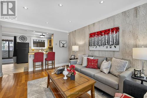 309 Oakwood Court, Newmarket, ON - Indoor Photo Showing Living Room