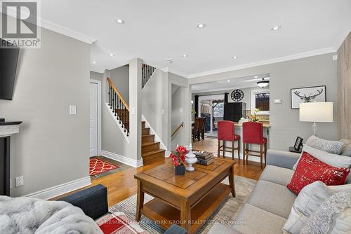 309 Oakwood Court, Newmarket, ON - Indoor Photo Showing Living Room
