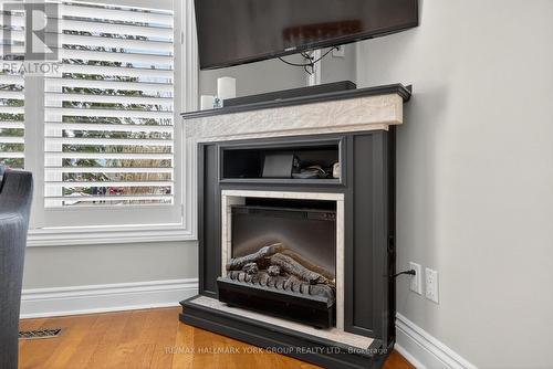 309 Oakwood Court, Newmarket, ON - Indoor With Fireplace