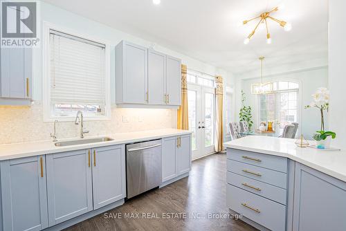 39 Divinity Circle, Brampton, ON - Indoor Photo Showing Kitchen With Upgraded Kitchen