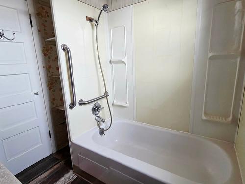 608 4 Avenue, Kimberley, BC - Indoor Photo Showing Bathroom