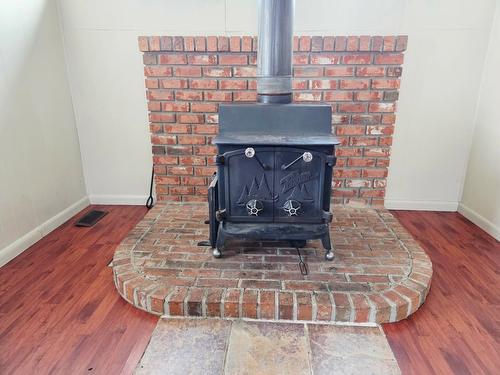 608 4 Avenue, Kimberley, BC - Indoor With Fireplace