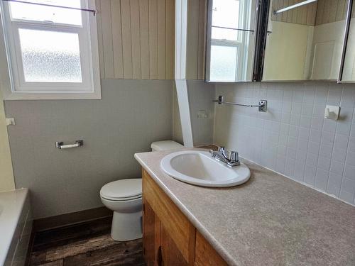 608 4 Avenue, Kimberley, BC - Indoor Photo Showing Bathroom