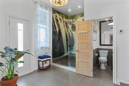 Ensuite bathroom - 3A-8Z Rue St-Hippolyte, Salaberry-De-Valleyfield, QC 