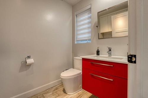 Salon - 208 Rue Savignac, Saint-Germain-De-Grantham, QC - Indoor