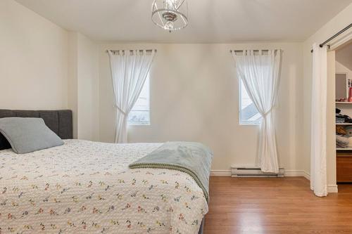 Chambre à coucher - 208 Rue Savignac, Saint-Germain-De-Grantham, QC - Indoor Photo Showing Bedroom
