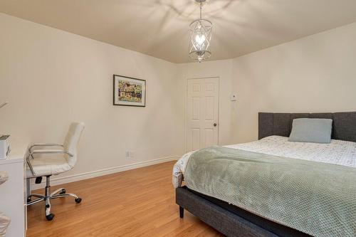 Chambre à coucher - 208 Rue Savignac, Saint-Germain-De-Grantham, QC - Indoor Photo Showing Bedroom