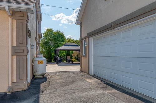 Garage - 208 Rue Savignac, Saint-Germain-De-Grantham, QC - Indoor Photo Showing Garage