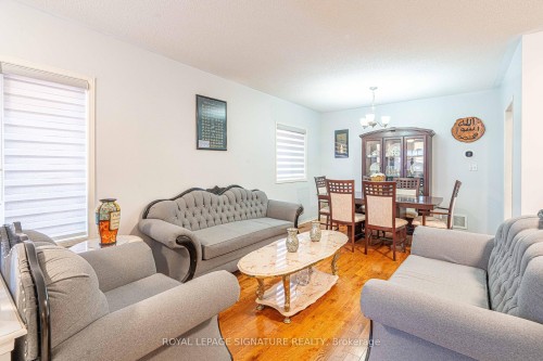 1082 Galesway Boulevard, Mississauga, ON - Indoor Photo Showing Living Room