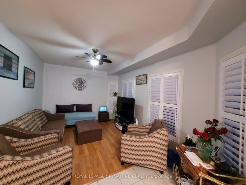 1082 Galesway Boulevard, Mississauga, ON - Indoor Photo Showing Living Room