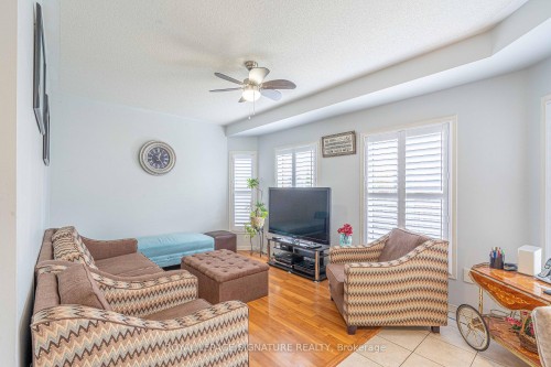 1082 Galesway Boulevard, Mississauga, ON - Indoor Photo Showing Living Room