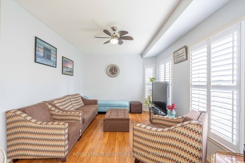 1082 Galesway Boulevard, Mississauga, ON - Indoor Photo Showing Living Room