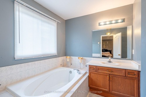 1082 Galesway Boulevard, Mississauga, ON - Indoor Photo Showing Bathroom