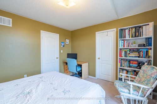 1082 Galesway Boulevard, Mississauga, ON - Indoor Photo Showing Bedroom