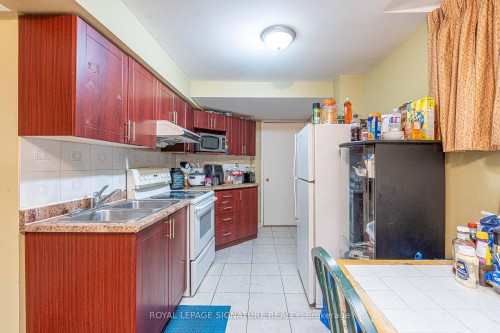 1082 Galesway Boulevard, Mississauga, ON - Indoor Photo Showing Kitchen With Double Sink