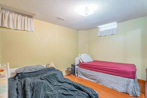 1082 Galesway Boulevard, Mississauga, ON - Indoor Photo Showing Bedroom