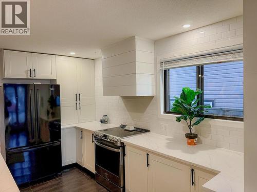 10728 18 Street, Dawson Creek, BC - Indoor Photo Showing Kitchen With Upgraded Kitchen