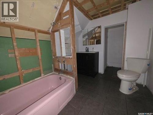 409 2Nd Avenue Ne, Swift Current, SK - Indoor Photo Showing Bathroom