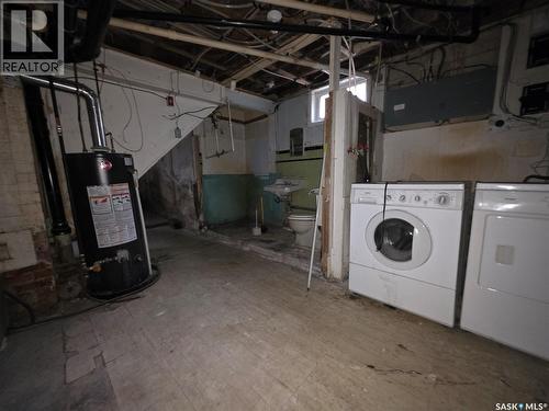 409 2Nd Avenue Ne, Swift Current, SK - Indoor Photo Showing Laundry Room