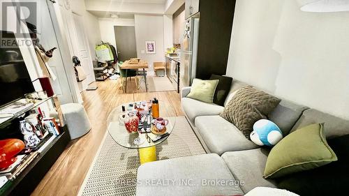 409 - 560 Front Street W, Toronto, ON - Indoor Photo Showing Living Room