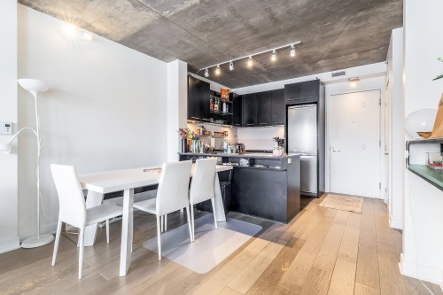 Salon - 907-1414 Rue Chomedey, Montréal (Ville-Marie), QC - Indoor