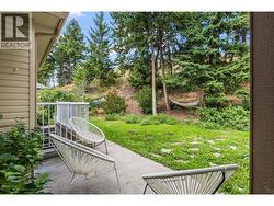 Private backyard backing onto nature - 