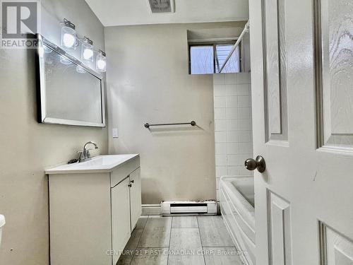 353 Oxford Street E, London East (East F), ON - Indoor Photo Showing Bathroom